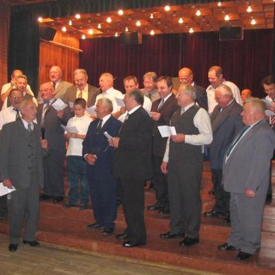 A jánoshalmi MH 4510 légvédelmi tüzér laktanya tagjainak baráti találkozója, a tüzérindulót vezényli Matkó Béla őrnagy, 2004