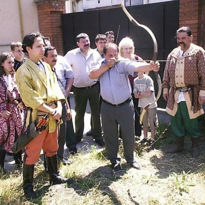 Szalai János és Mészáros Attila íjászbemutatója a Honvéd Kaszinó udvarán, 2001